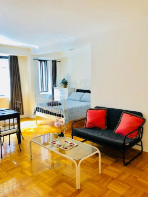 Stylish Montreal Apartment: Comfortable Stay in the Golden Square Mile